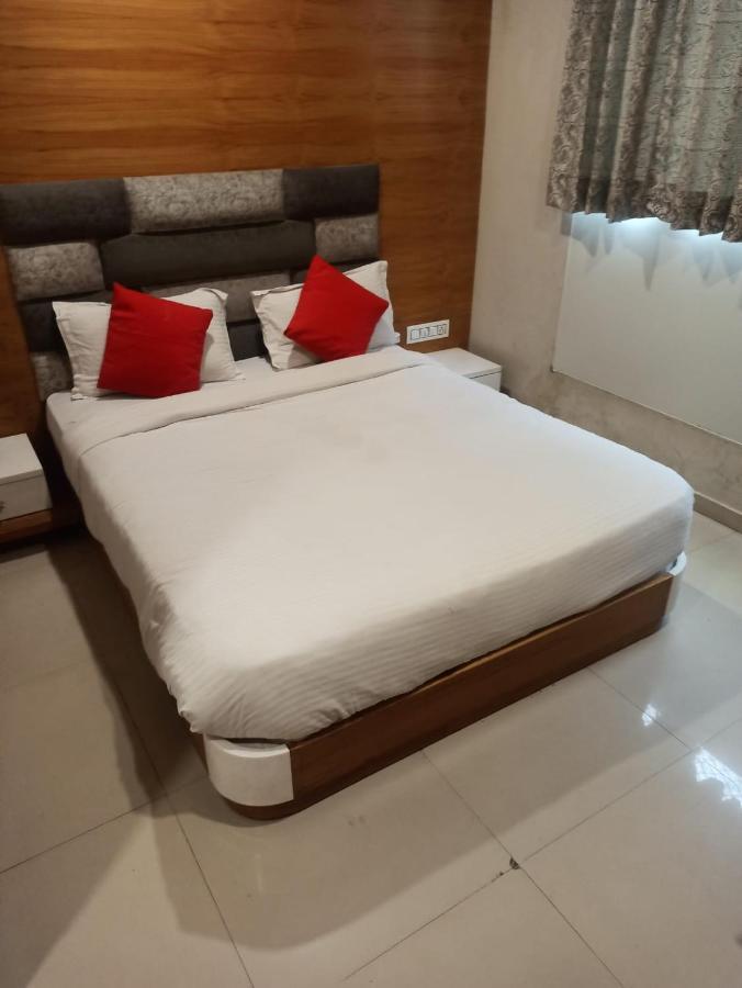 Hotel Madhav Villa Αχμπανταμπάντ Εξωτερικό φωτογραφία
