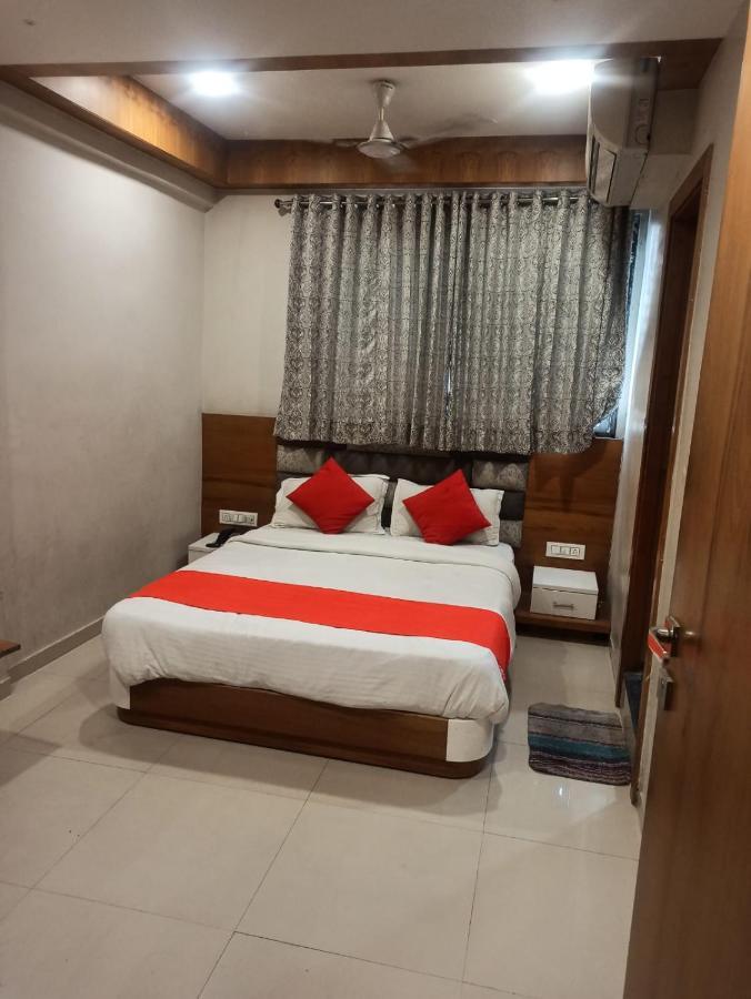 Hotel Madhav Villa Αχμπανταμπάντ Εξωτερικό φωτογραφία