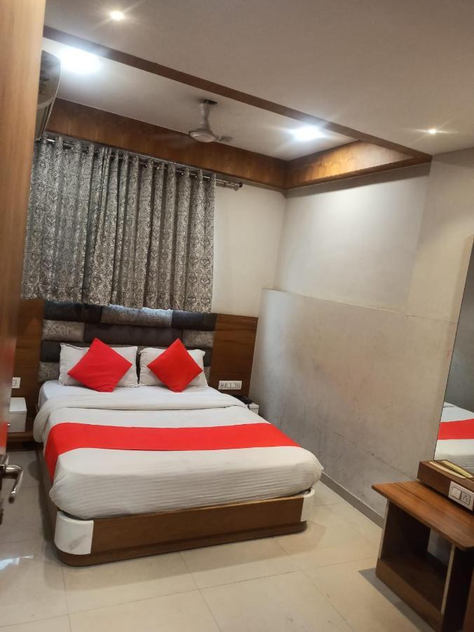 Hotel Madhav Villa Αχμπανταμπάντ Εξωτερικό φωτογραφία