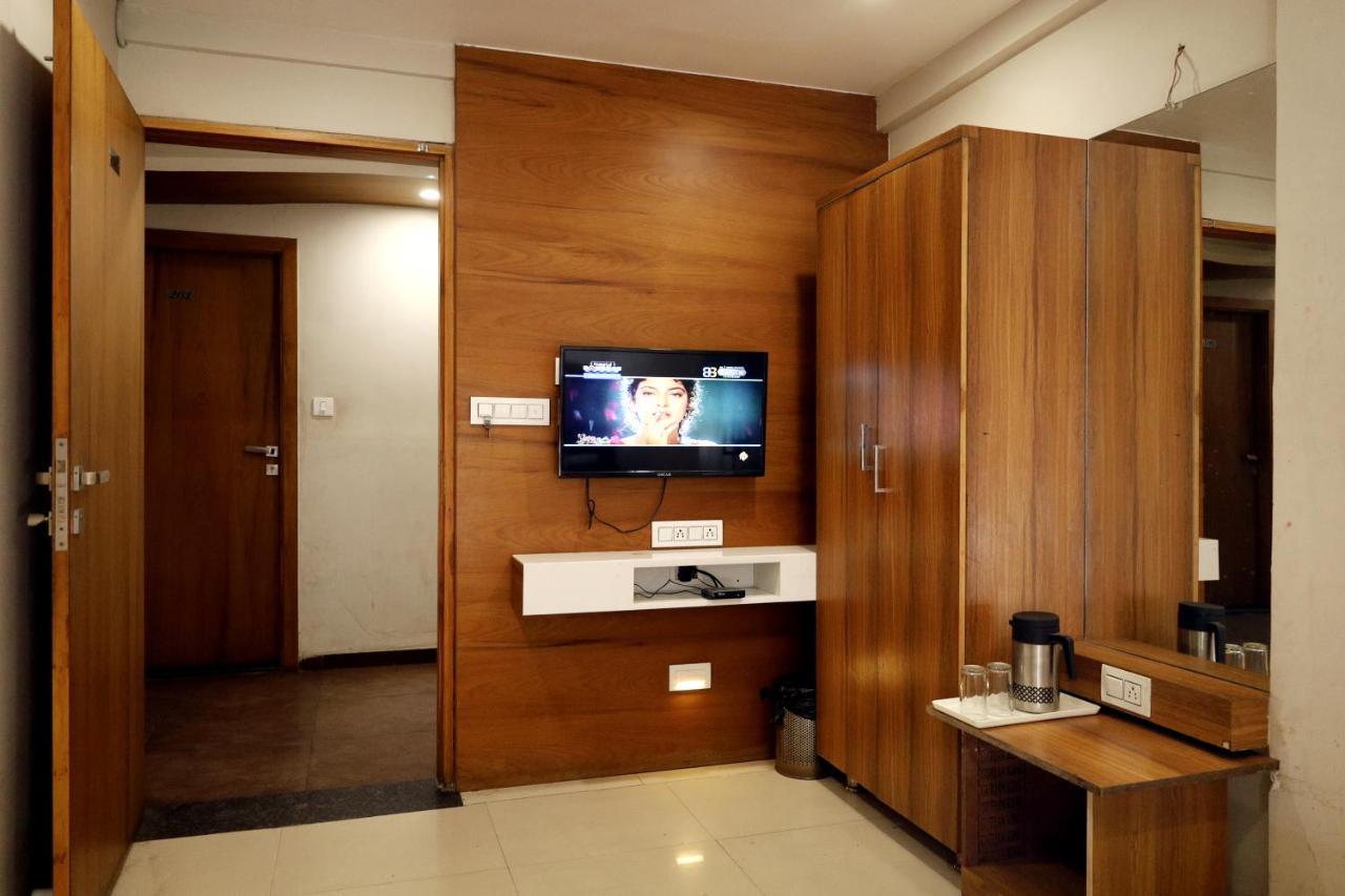 Hotel Madhav Villa Αχμπανταμπάντ Εξωτερικό φωτογραφία