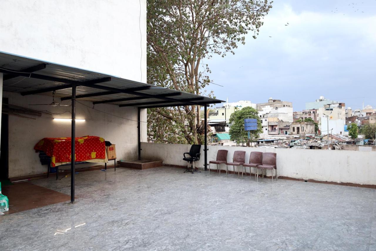 Hotel Madhav Villa Αχμπανταμπάντ Εξωτερικό φωτογραφία