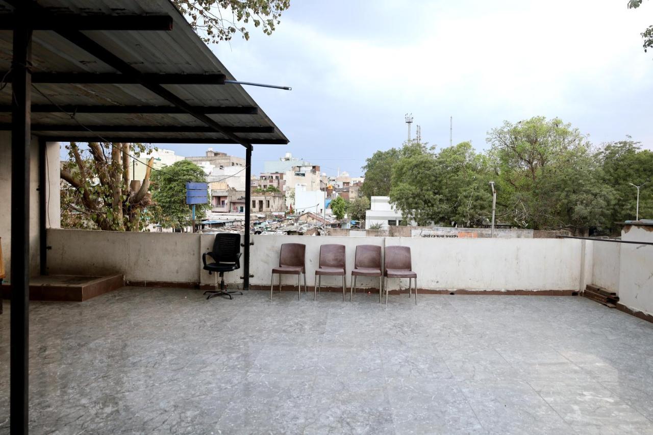 Hotel Madhav Villa Αχμπανταμπάντ Εξωτερικό φωτογραφία